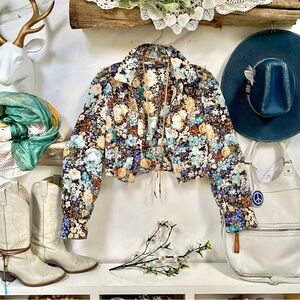 ZARA cropped floral blouse w exaggerated sleeves and sweet brooch like buttons